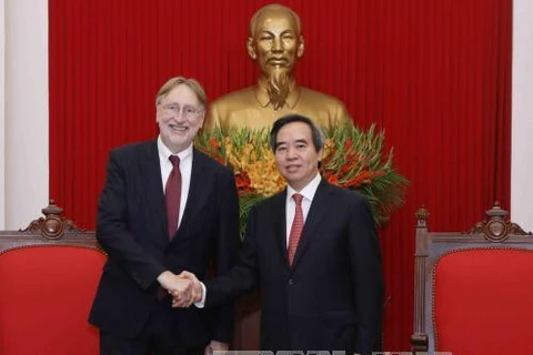 越共中央经济部部长会见欧洲议会国际贸易委员会主席朗格