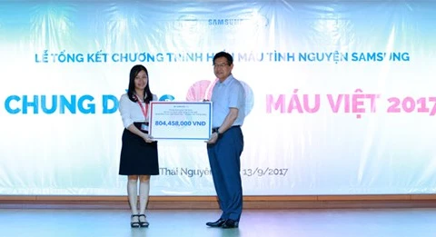 越南三星电子公司总经理SHIM WON HWAN向越南中央血液学-输血医院捐赠8多亿越盾（图片来源：人民军队报）