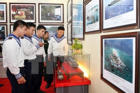 “黄沙和长沙归属越南：历史证据和法律依据” 资料图片展在乂安省举行。（图片来源：越通社）