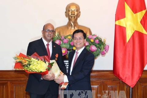 越南外交部副部长何金玉（右）与古巴驻越南大使埃米尼奥•洛佩斯•迪亚兹。（图片来源：越通社）