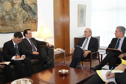 越共中央委员、中央对外部部长黄平君会见巴西外交部代部长马尔克斯。（图片来源：越通社）