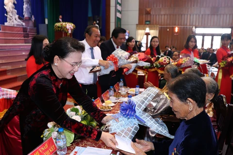国会主席阮氏金银向隆安省英雄母亲赠送慰问品。（图片来源：越通社）