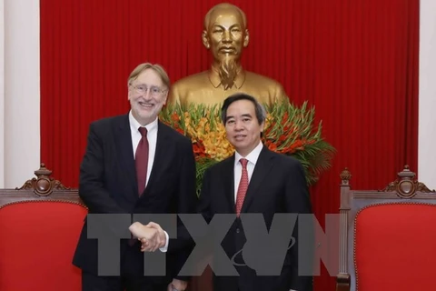 越共中央经济部部长阮文平会见欧洲议会国际贸易委员会主席博纳德•朗耶。（图片来源：越通社）