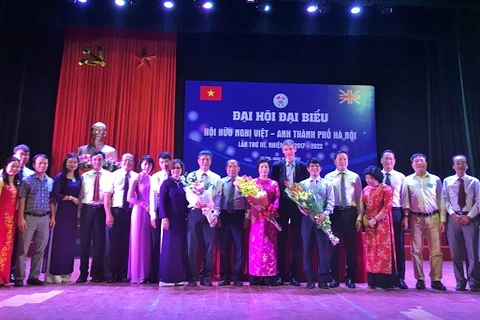 河内市越南与英国友好协会2017—2020年任期执行委员会成员。（图片来源：http://kinhtedothi.vn）