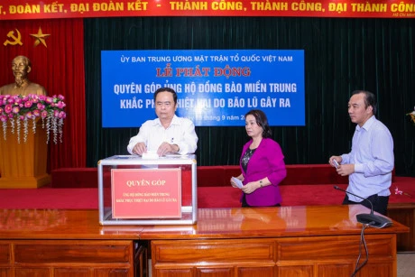 越南祖国阵线中央委员会为中部灾区灾民举行募捐活动。（图片来源：因特网） 