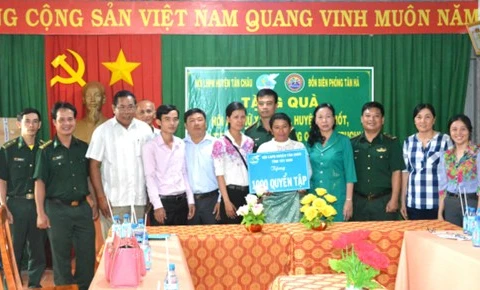 新洲县妇联同新河边防屯代表向柬埔寨特本克蒙省棉末县Rung乡学生赠送1000个本子 