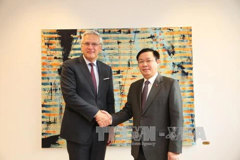 王廷惠与比利时副首相兼经济和就业大臣克里·斯佩特斯握手。（图片来源：越通社）