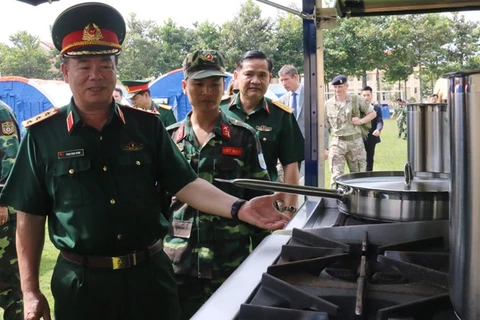 越南人民军副总参谋长范玉明视察二级野战医院厨房。（图片来源：http://thanhnien.vn）
