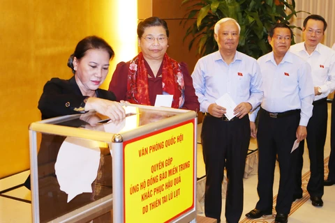 越共中央总书记阮富仲向第十号台风受灾民众捐款。(图片来源：越通社）