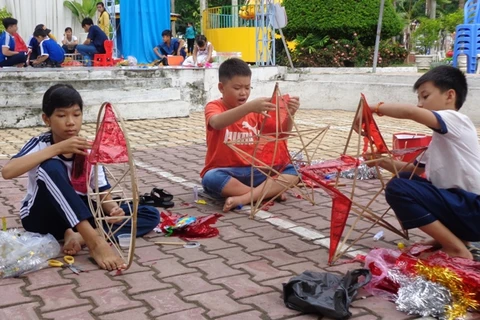 附图：儿童们亲手制作越南传统五角星灯。（图片来源：互联网）