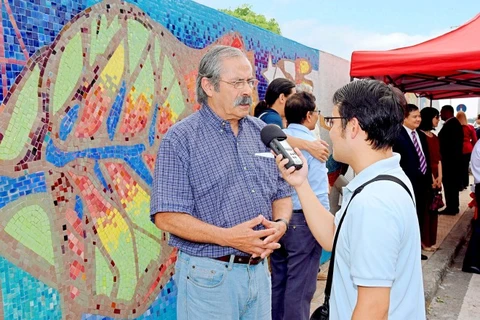 画家莫诺· 冈萨雷斯接受记者采访。