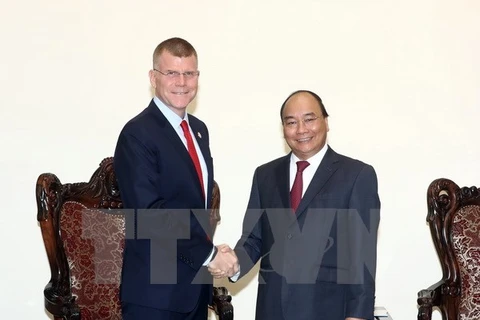 越南政府总理阮春福（右）会见亚洲开发银行副行长史蒂芬·格罗夫。