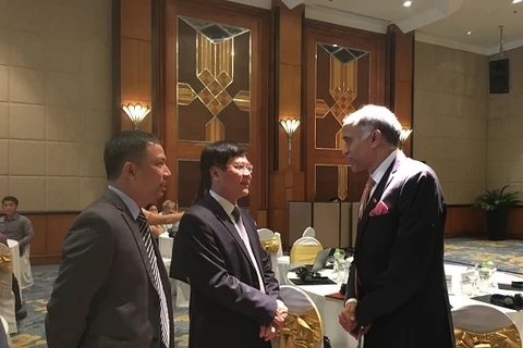 印度驻越南大使帕尔瓦塔纳尼·哈里什（右一）与越南社会科学翰林院院长阮光舜（中）进行交流。（图片来源：http://kinhtedothi.vn）