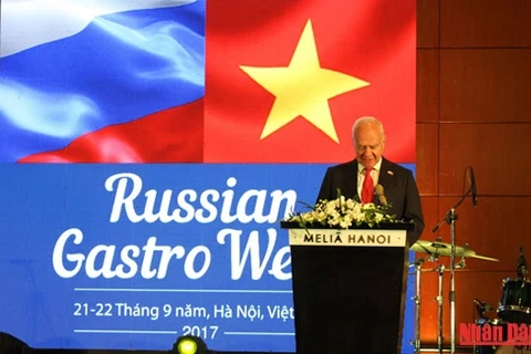 俄罗斯联邦驻越南特命全权大使康斯坦丁·弗努科夫在开幕式上发表讲话。