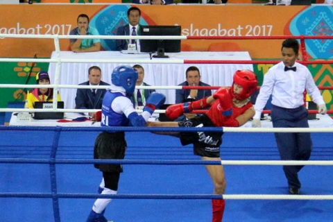 越南选手裴氏漓（红衣）在比赛中。