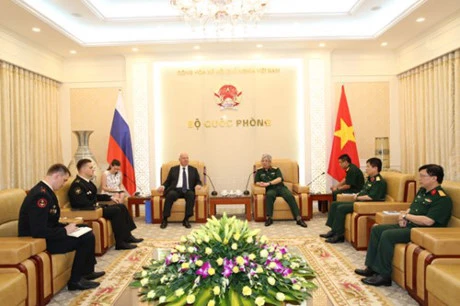 国防部副部长阮志咏（右）与俄罗斯驻越大使Konstantin Vnukov。