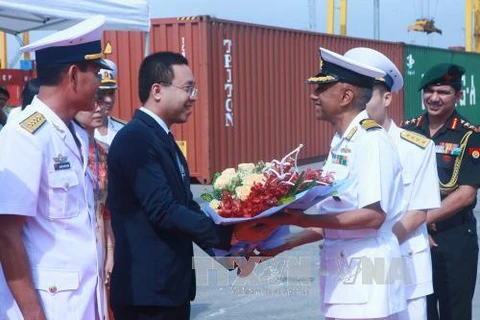 越​方代表欢迎印度海军军船军官和水手访问海防市。（图片来源：越通社）