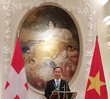 越南驻瑞士大使范海鹏发表讲话。（图片来源：越通社）