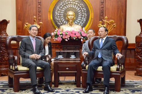 胡志明市市委常务副书记必成冈会见韩国越南友好议员协会主席金贺勇。