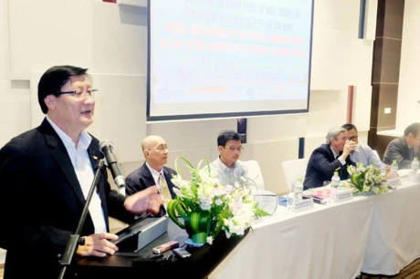 胡志明市高科技工业园区管理委员会主任黎怀国在会上发表讲话。