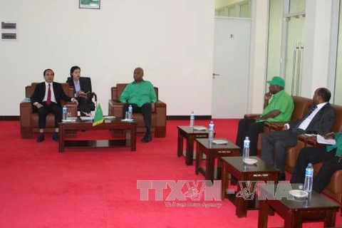 越共代表团会见坦桑尼亚革命党总书记阿卜杜拉曼·基纳纳（图片来源：越通社）
