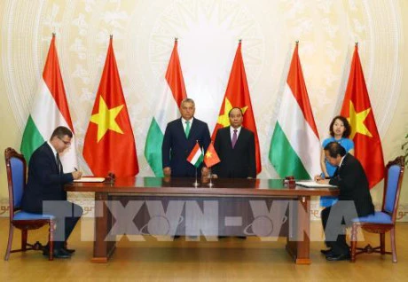 越南政府总理阮春福与匈牙利总理欧尔班·维克多见证越南信息传媒部与匈牙利国家发展部合作关于信息技术与传媒领域合作备忘录的签字仪式。