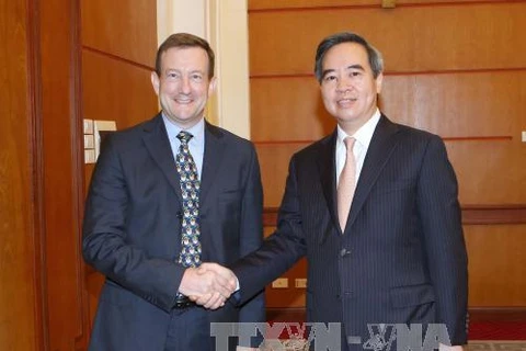 阮文平（右）会见加拿大驻越大使。（图片来源：越通社）