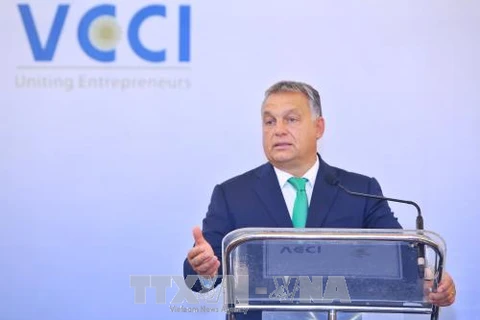 匈牙利总理奥尔班发表讲话。
