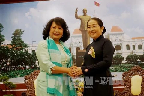 胡志明市市委副书记武氏容（右）与全球妇女峰会主席艾琳·娜提维达。（图片来源：越通社）