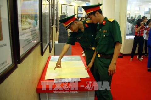 战士们参观了解资料地图展。（图片来源：越通社）