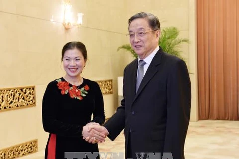 越南祖国阵线中央委员会副主席张氏玉映（左）与中国全国政协主席俞正声。
