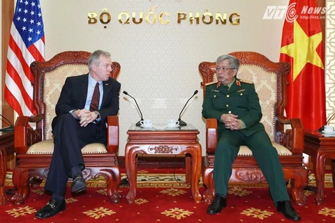 阮志咏上将（右）会见美国驻越南大使特德·奥休斯。（图片来源：http://petrotimes.vn）