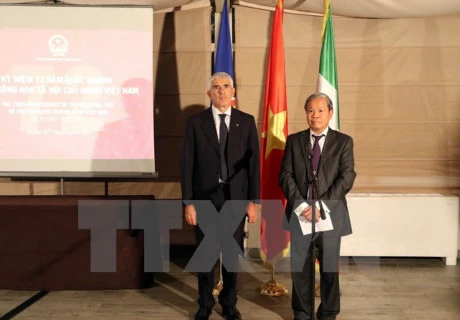意大利参议院对外关系委员会主席皮埃尔·费尔迪南多·卡西尼与越南驻意大利大使高正善（右）。