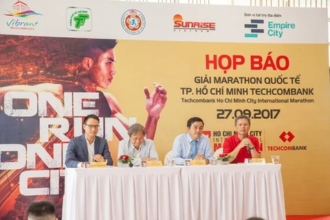2017年国际马拉松赛新闻发布会场景。（图片来源：tienphong.vn）