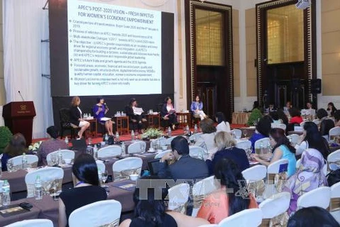 “提高APEC各经济体女性领导比例的国家行动计划”——如何使目标变成事实”的研讨会场景。（图片来源：越通社）