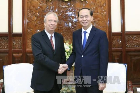 越南国家主席陈大光（右）会见离任前来辞行拜会的保加利亚驻越大使叶夫根尼。（图片来源：越通社）