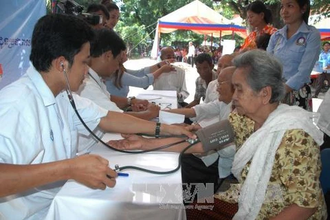 医务人员为柬埔寨贫困者进行免费体检。