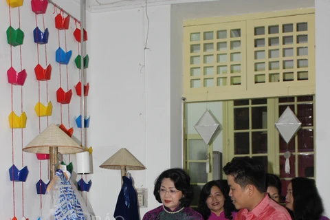邓氏玉盛副主席参观斋宴上的奥黛展位。（图片来源：因特网）
