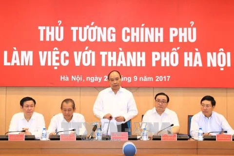 越南政府总理阮春福和各位副总理以及中央各部委行业领导同河内市领导举行工作会议。