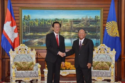柬埔寨国会主席韩桑林会见即将结束工作任期前来辞行拜的越南驻柬大使石余。