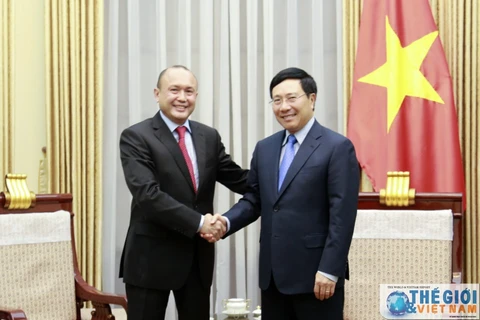 越南政府副总理兼外交部长范平明（右）与哈萨克斯坦驻越大使贝克特占·朱马卡诺夫。