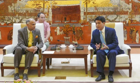 河内市人民委员会主席阮德钟（右）与印度驻越南大使帕尔瓦塔纳尼·哈里什。
