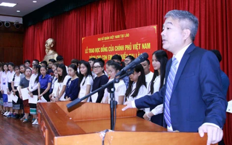 越南驻老挝大使馆临时代办阮青松在奖学金颁奖仪式上发言。