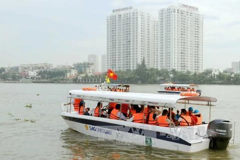 游客乘坐小游艇参观胡志明市。