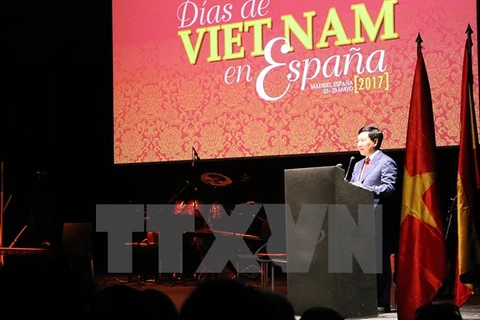 附图：越南政府副总理兼外长范平明在2017年西班牙越南日开幕式发表讲话。