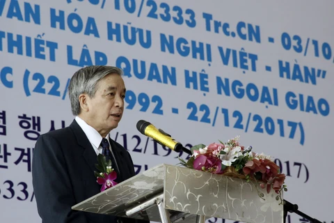 胡志明市越韩友好协会主席武文和在仪式上发表讲话。