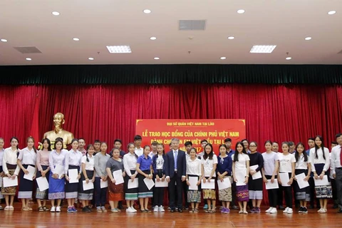 越老建交55周年：越南政府向越裔老挝人子女授予40份奖学金