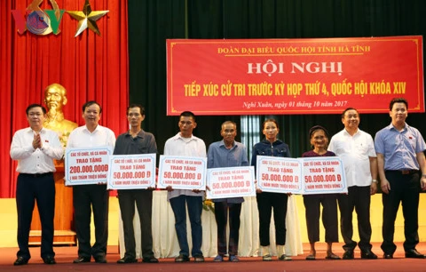 越南政府副总理王廷惠与河静省选民们。