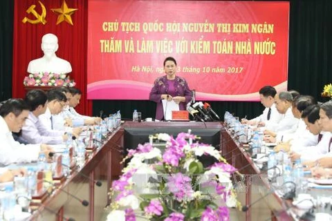 越南国会主席阮氏金银在工作会谈上发言。