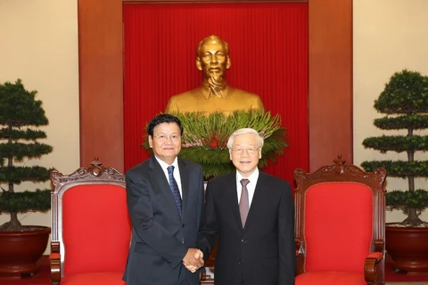 越共中央总书记阮富仲会见老挝总理通伦•西苏里。（图片来源：越通社）